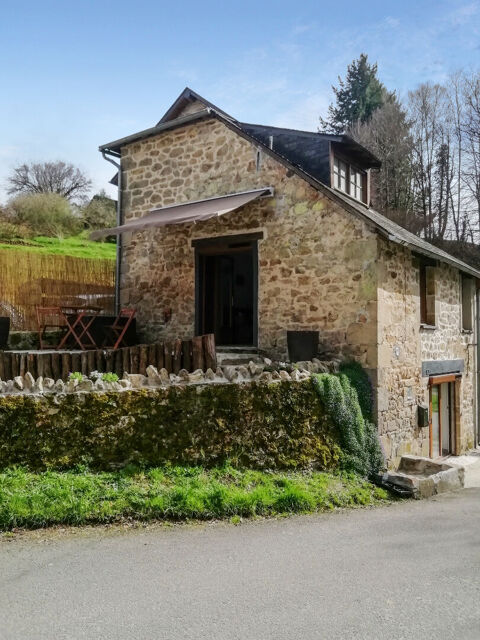   CORREZE. TREIGNAC. Jolie maison en pierre avec 1 chambre et cour. Maison - 3 pi�ce(s) - 54 m�