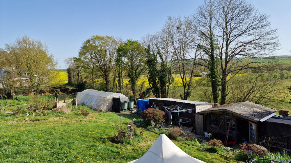 CÔTES D'ARMOR Charmante maison de 2 chambres, 2 salles de bains, avec jardin, cabanes, hangar et serre tunnell