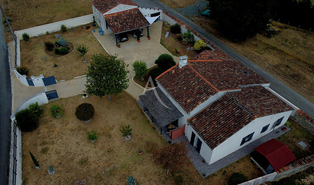 Ensemble immobilier composé de deux maisons sur terrain clos.
