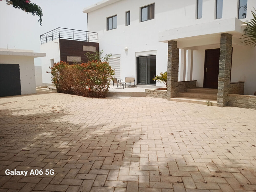 Vente Maison VILLA D'ARCHITECTE NEUVE EN RESIDENCE  R+1 AVEC 4  CHAMBRES PROCHE  SALY CENTER ET PLAGE Ngaparou (Senegal)