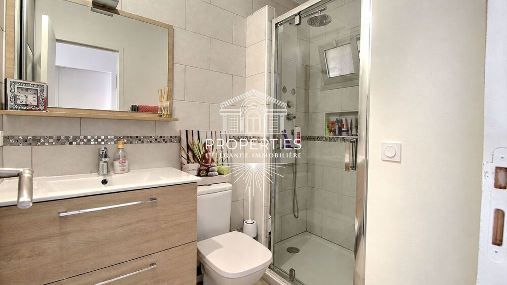 LE LAVANDOU - CENTRE-VILLE - T2 RENOVE - TERRASSE - 1ER ETAGE - VUE DEGAGEE
