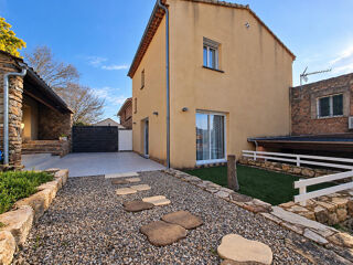Vente Maison MAISON 4 PIÈCES - 83 M² - 3 CHAMBRES - GARAGE 70 M² - 2 TERRASSES - PIERRERUE Pierrerue