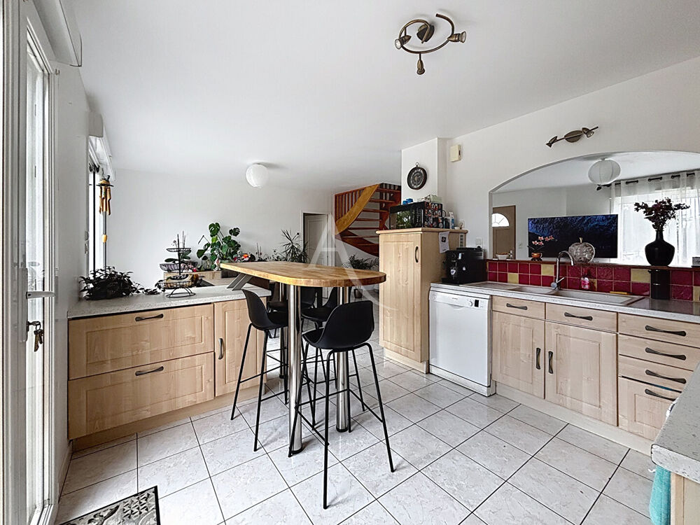 Vente Maison Maison La Roche Neuville 6 pièce(s) 151.60 m2 Loigne sur mayenne