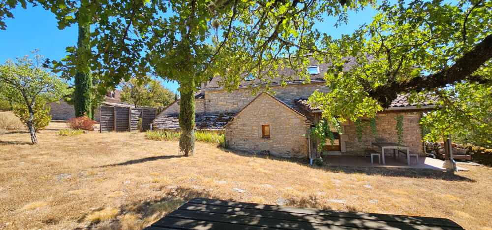 Propriété avec 2 maisons , dépendances sur GR65
