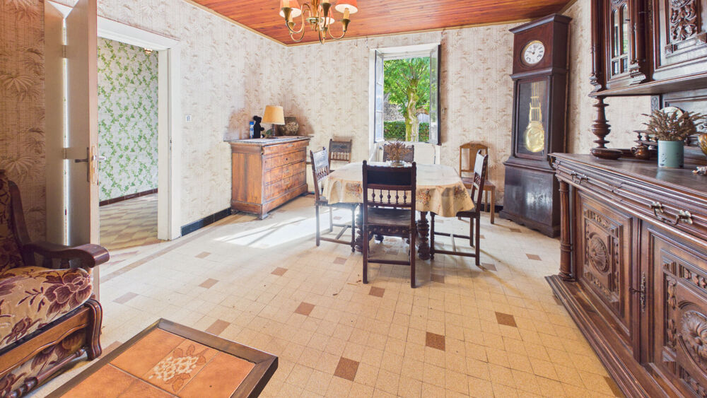 Maison de village en pierre à rénover avec cour intérieure, four à pain et dépendance