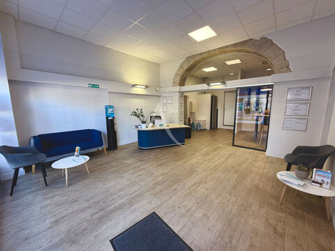 Local commercial Nimes quai de la fontaine 2400 30000 Nimes