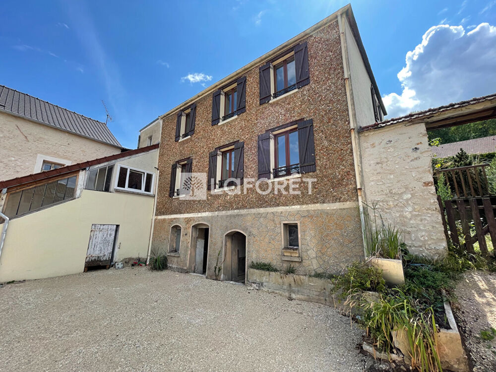 Au coeur de Mézières, Laforêt vous propose cette maison de 135.93 m².