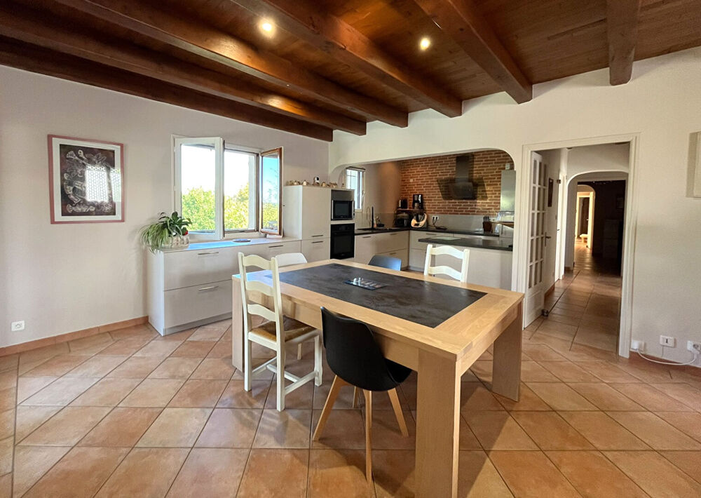Grande maison sur sous-sol total, avec terrain et piscine