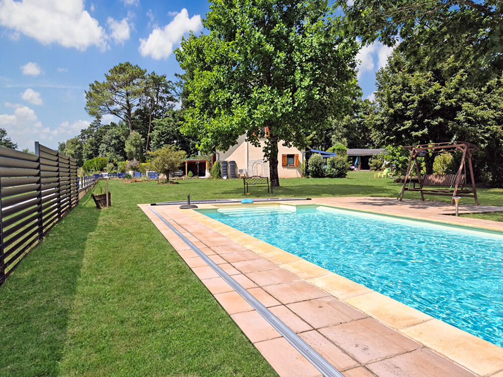 Vente Maison CORREZE. En bordure du village de CORREZE. Jolie maison de 4 chambres avec piscine, nichée dans un beau jardin de 2 112 m². Correze