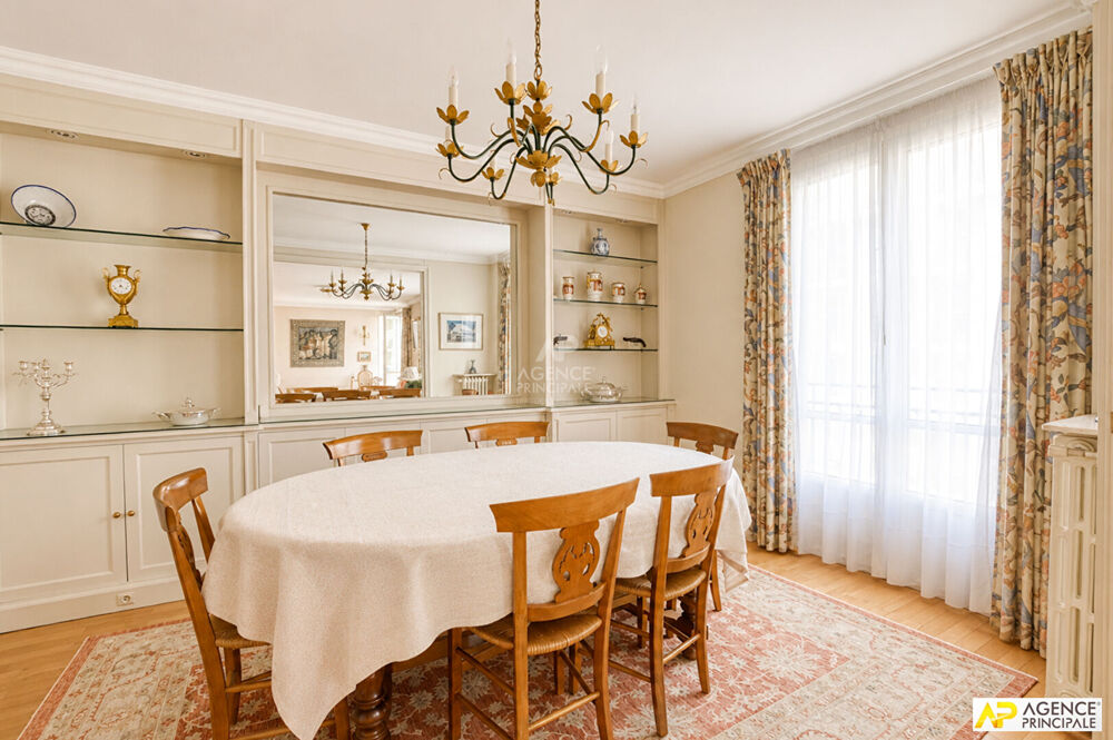 Vente Appartement Versailles Rive-Droite Appartement 5 pièces 121 m² carrez situé au 2ème étage avec ascenseur et cave Versailles