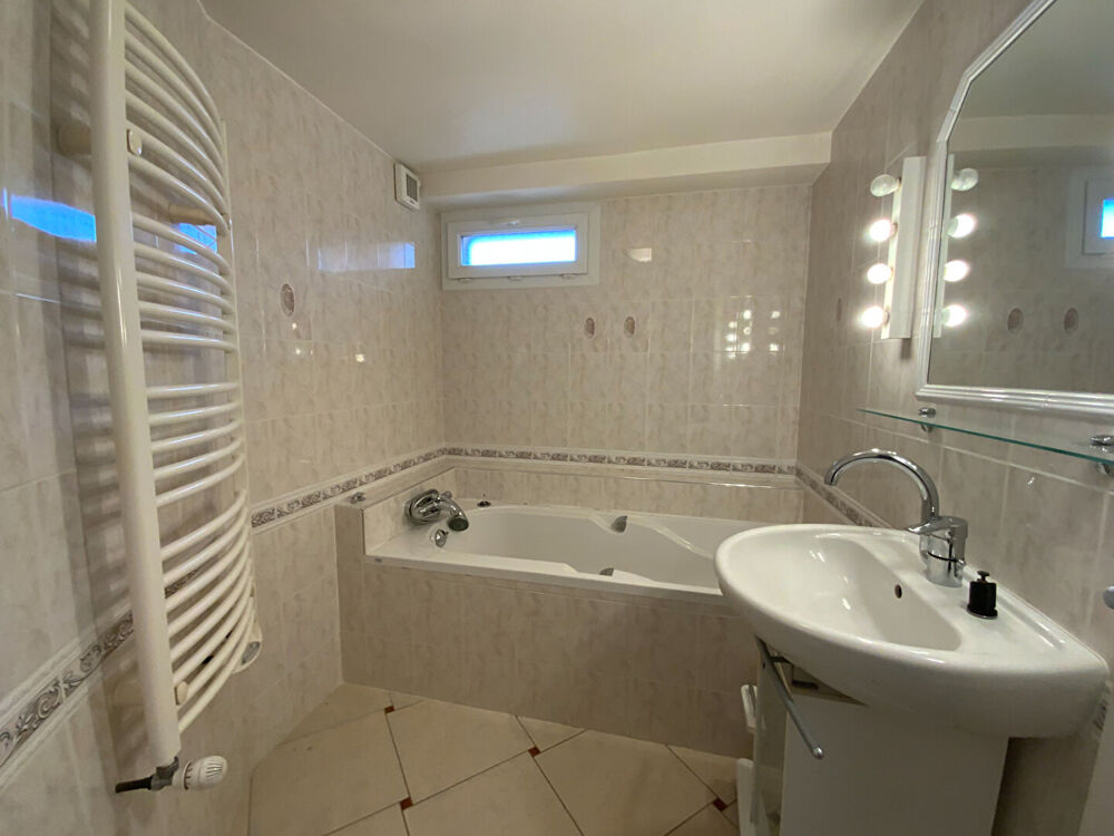 Vente Maison LE CREUSOT - Quartier résidentiel - Pavillon élevé sur sous-sol complet de 149 m² hab. (4 chambres). Le creusot
