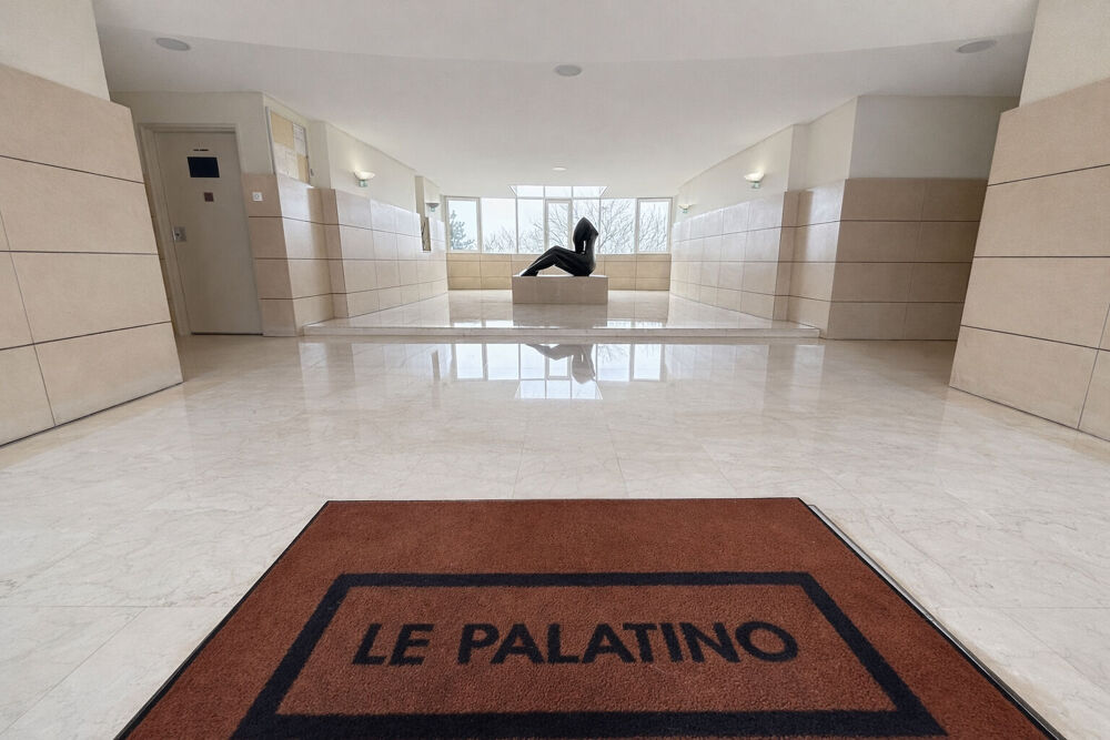 Un appartement au positionnement premium sur Golf et 800m du métro.