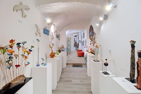   A VENDRE en EXCLUSIVITE à DRAGUIGNAN - LOCAL COMMERCIAL AVEC ATELIER ET VASTE ESPACE DE STOCKAGE 