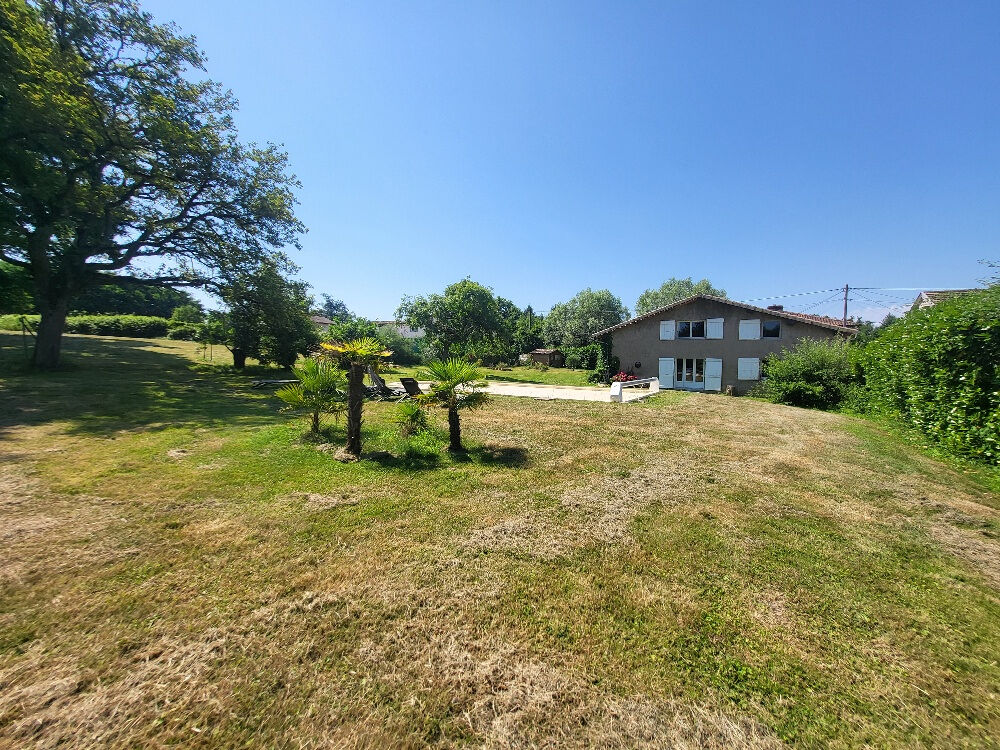 St Didier beaucoup de charmes pour cette longere sur 3600 m² de terrain