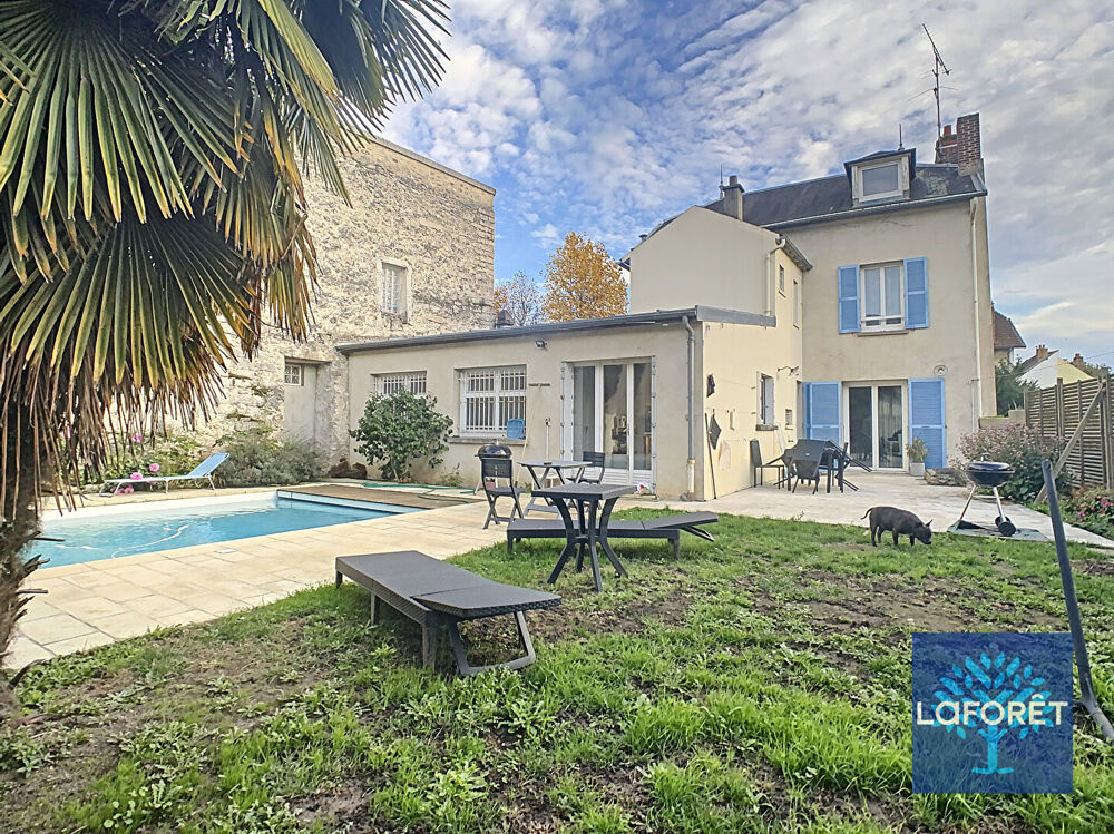 Maison avec Piscine + Dépendance plein centre de La Ferte Alais 6 pièces 189m²