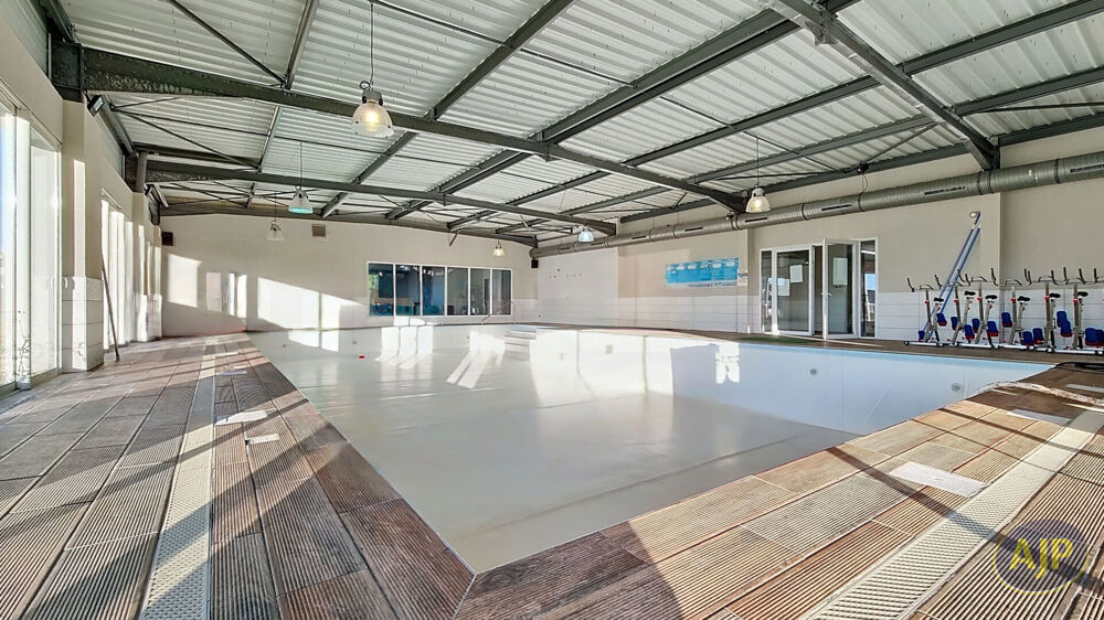   Local Professionnel  espace aquatique  proche Bordeaux Lugon et l ile du carnay