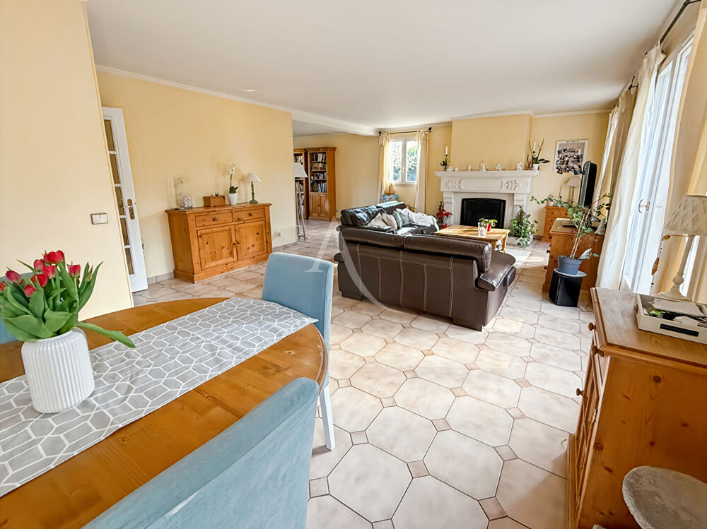 Vente Maison A vendre � Vaur�al,  dans quartier pris�, grande maison de 8 pi�ces avec vie de plain-pied  ! Vaureal