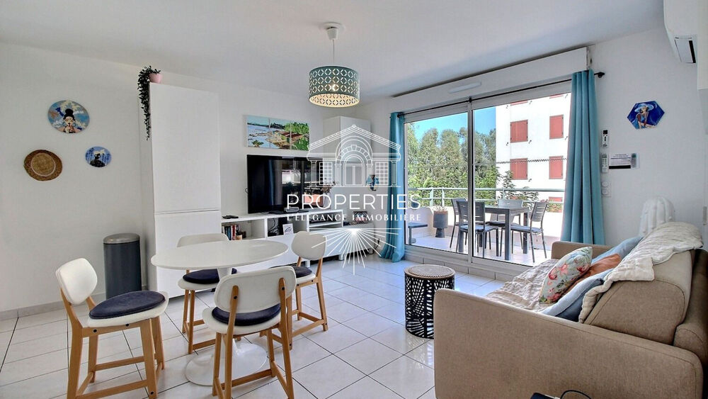 Vente Appartement LE LAVANDOU - GRAND JARDIN - T2 RENOVE - DERNIER ETAGE - TERRASSE - PARKING - PISCINE Le lavandou