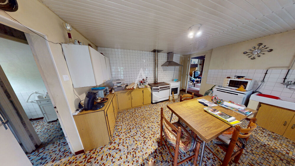 Ancienne ferme à rénover de 149 m² habitables avec dépendances sur environ 4000 m² de terrain