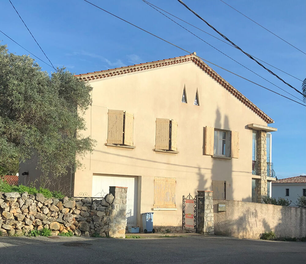 Maison d'environ 161,69m²