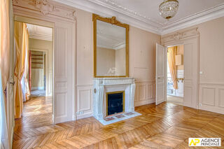 Vente Appartement Versailles Notre-Dame Appartement 5 pièces 87 m² situé au 3ème étage avec ascenseur auquel s'ajoutent un appartement de 2 pièces Versailles