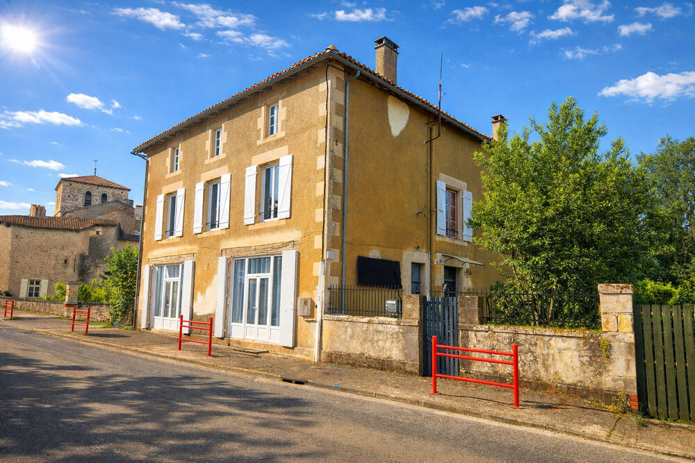 Alloue ? Deux maisons traditionnelles rénovées avec jardin en bord de rivière ? possibilité d'activité commerciale.