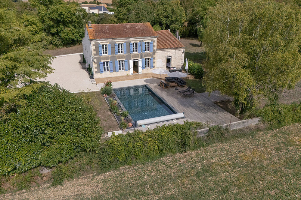 Vente Maison Elegante Maison de Maître  4 chambres, entièrement rénovée, climatisation, piscine chauffée,  à 10 minutes de Saint Jean d'Angél Essouvert