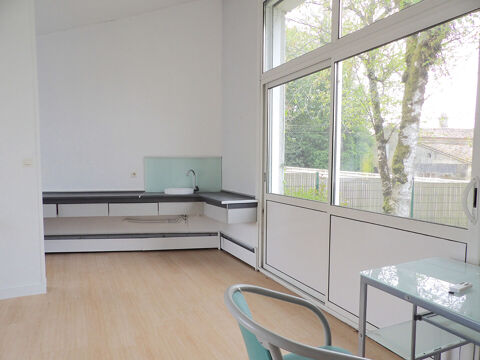 A LOUER BOURG SUR GIRONDE - LOCAUX D'ACTIVITÉ DE 89 M2 AVEC PARKINGS 1100 33710 Bourg sur gironde