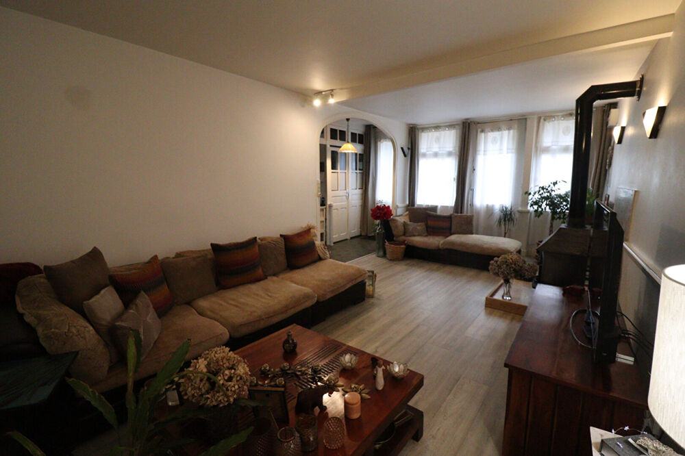 Vente Maison CORREZE. Uzerche. Maison en pierre avec 5 chambres, une deuxième maison à rénover, grande terrasse, bois et grand parking. Uzerche