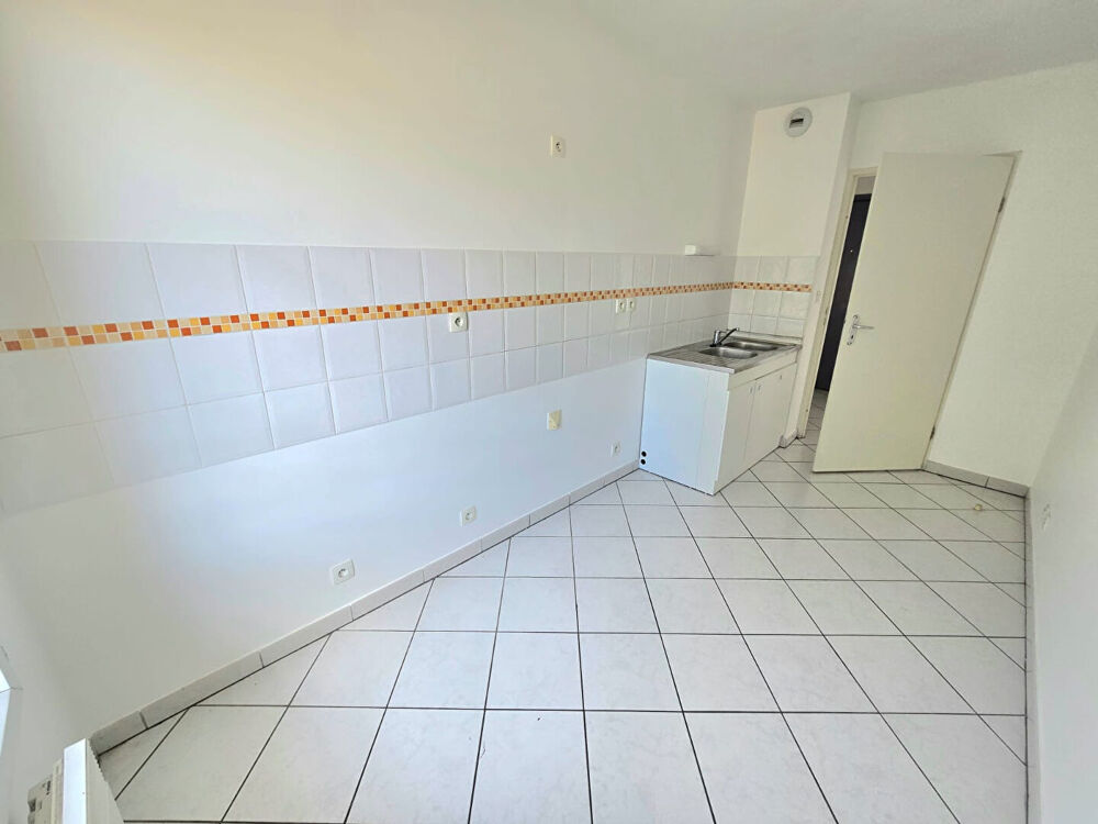 Location Appartement 31780 CASTELGINEST T3 récent (2008) de 66.03m² Terrasse de 7.28m² 2 GARAGES , cuisine séparée Castelginest