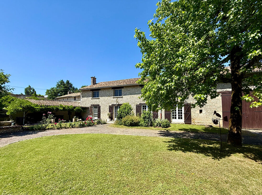 Superbe propriété de village en pierre de 4/5 chambres avec terrain privé, piscine et dépendances
