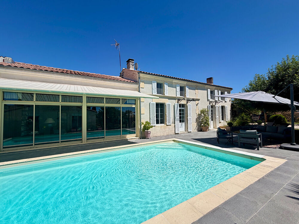Magnifique Charentaise rénovée avec piscine, sans travaux, au calme, grande pièce de vie de 75 m²