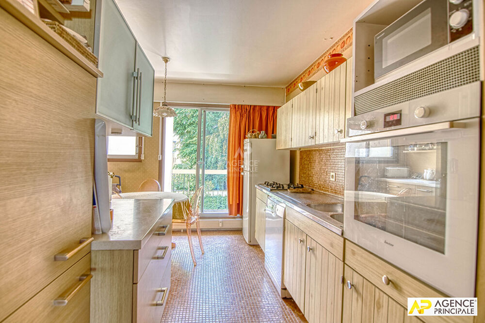 Vente Appartement Versailles Notre Dame limite Montreuil  Appartement 5pièces 113 m² carrez situé au 2ème étage avec ascenseur, balcons, cave et 2 Versailles