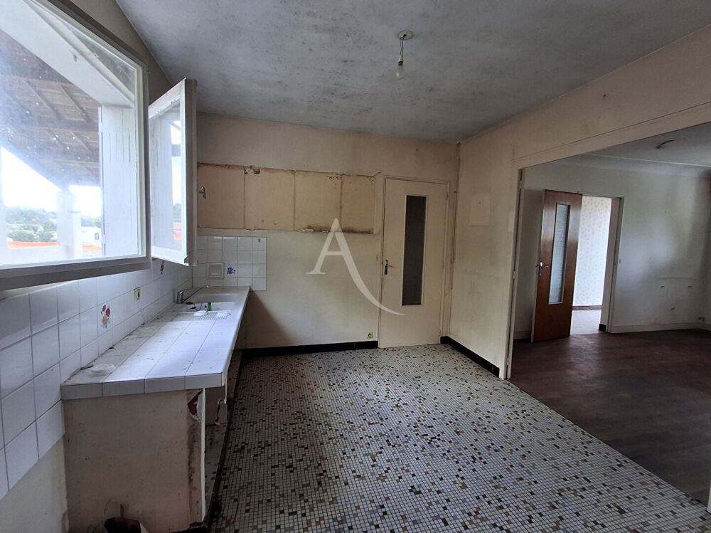Maison à rénover Saintes 4 pièces 80 m2 avec dépendances.