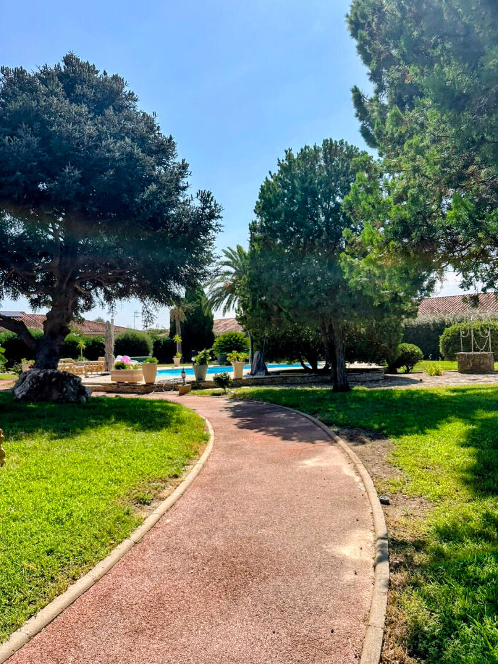 Maison 4 faces sur terrain de 3394 m2 (constructible) avec piscine