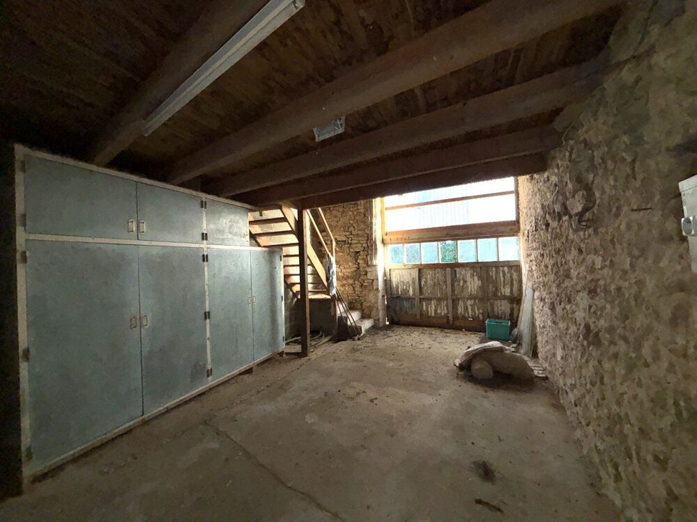 Maison à rénover de 3 chambres avec grand garage et jolie cour-jardin