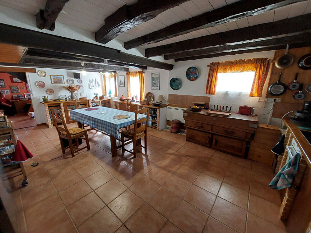 Maison en pierre avec cour intérieure