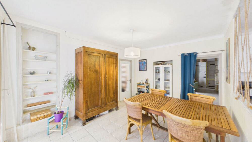 Vente Appartement Uchaud , appartement de caractère 86 m² avec cour privative, cave voûtée et 2 chambres Uchaud