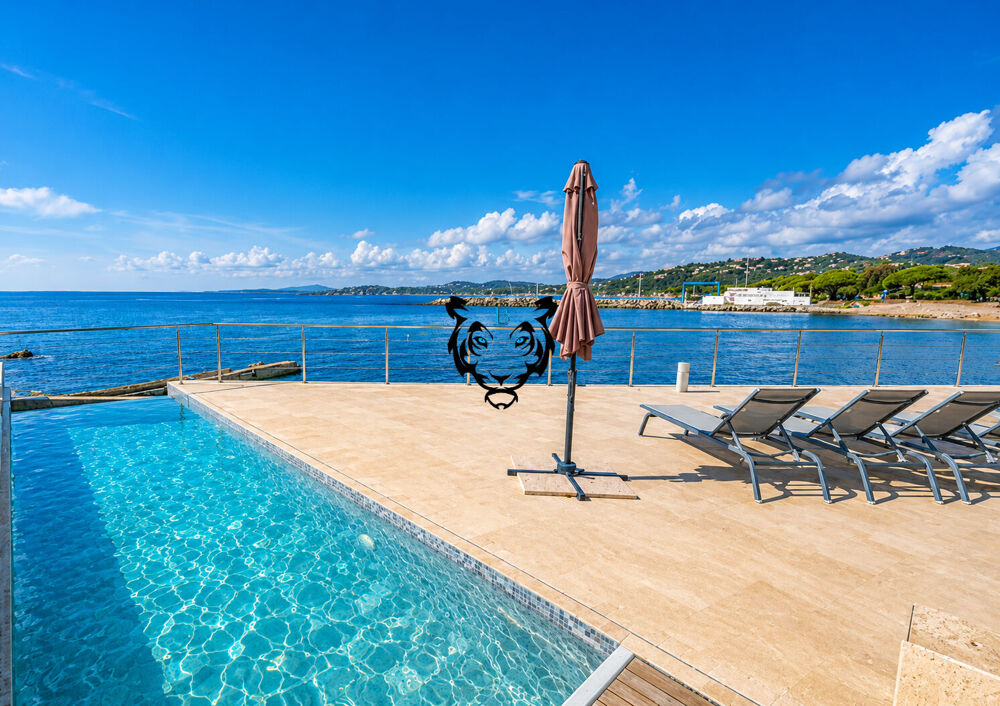 Villa d'exception pieds dans l'eau - Vue mer imprenable