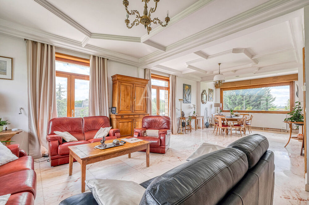 Propriété de caractère avec deux maisons sur plus de 4 700 m² de terrain à Jossigny (77)