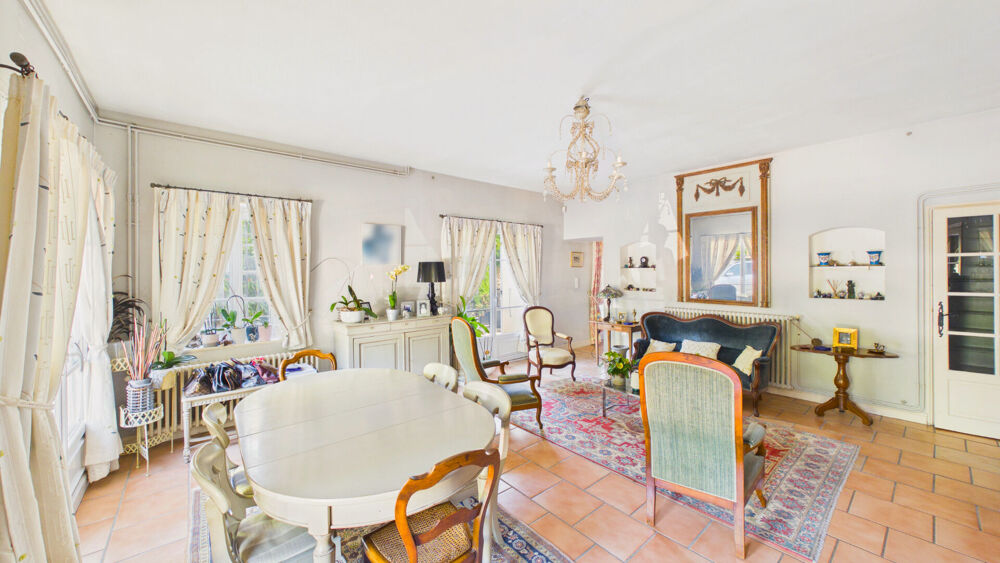 Maison 8 pièces de 214 m² sur 1556 m² de terrain avec studio, piscine et garage