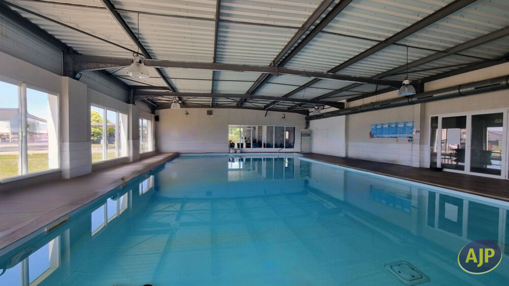   Local Professionnel  espace aquatique  proche Bordeaux Lugon et l ile du carnay
