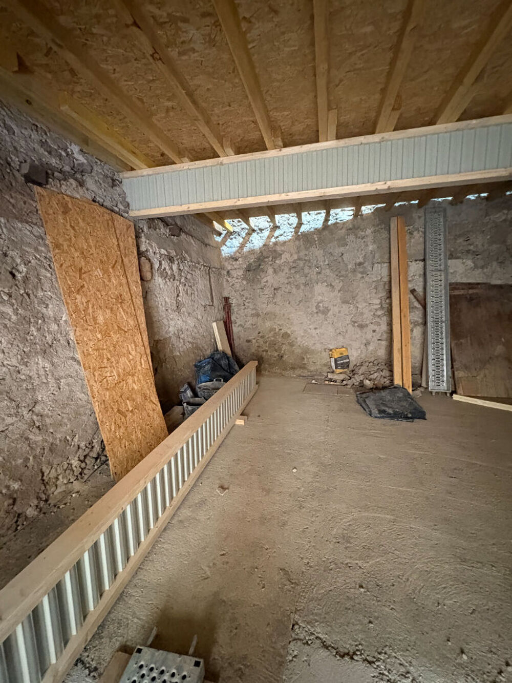 Vente Maison REMISE À RÉNOVER 82 m² SUR DEUX NIVEAUX FORT POTENTIEL D'AMÉNAGEMENT Saint hilaire