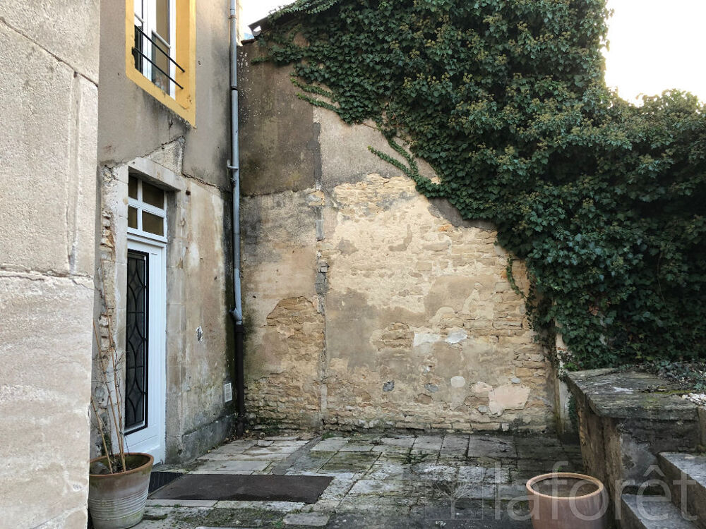 F2 meublé centre ville de CHAUMONT avec une cour