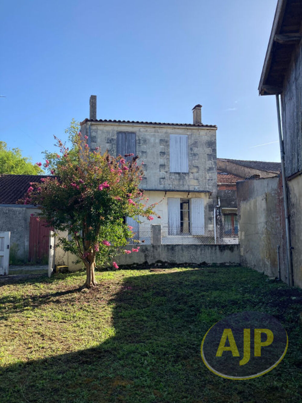 Exceptionnel, maison de 160m2 plein centre avec dépendance grange, atelier et jardin sur Cissac Médoc