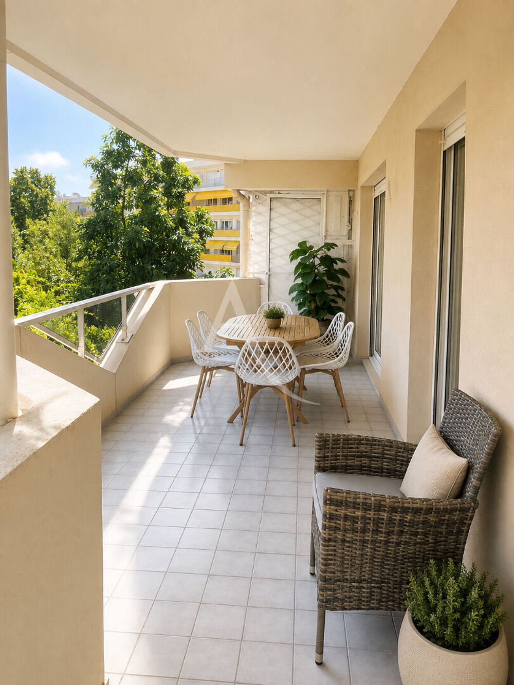Vente Appartement LE CANNET - BEAU 2 PIÈCES AVEC TERRASSE, GARAGE ET PISCINE Le cannet
