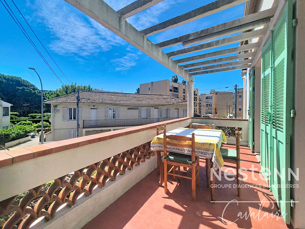 Accès aux plages, port et commerces à pied pour cet appartement de 3 pièces au centre de Cavalaire