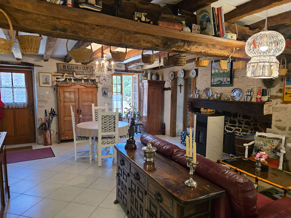HAUTE VIENNE : Charmante grange rénovée, pleine de caractère, avec 3 chambres, située dans un hameau calme près de la ville hist