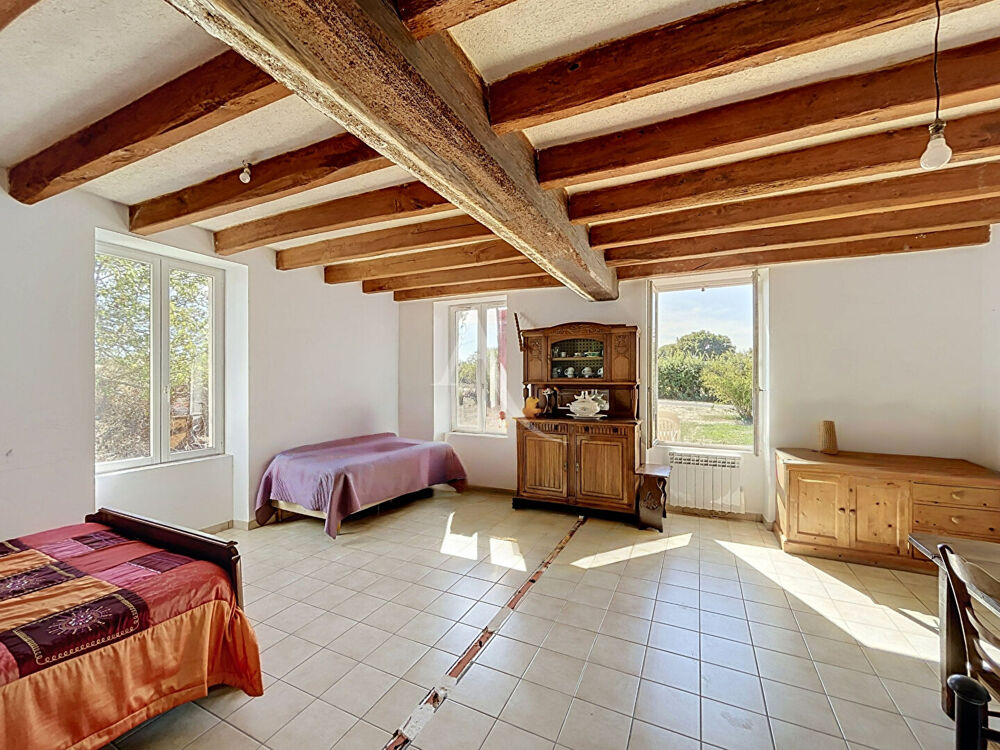 Vente Maison Montilliers - Longère avec dépendances sur plus de 5,5 hectares, sans voisinage Montilliers