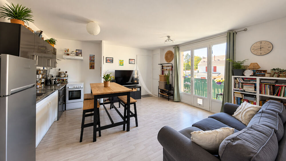 Appartement Villenoy proche gare - F2 - balcon et place de stationnement - dernier étage.